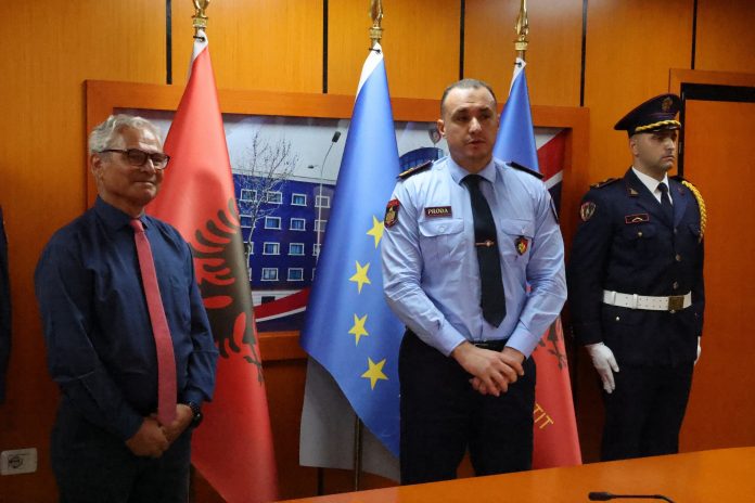 Kontribut në Policinë e Shtetit  Proda i jep  Certifikatën e Karrierës  Osman Qystrit