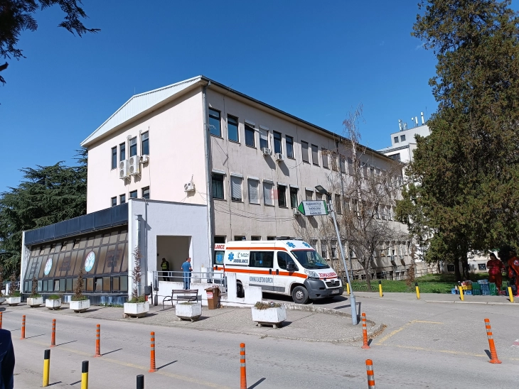 Një djalosh me lëndime nga armë zjarri është dërguar në qendrën urgjente të Komplesit të Klinikave
